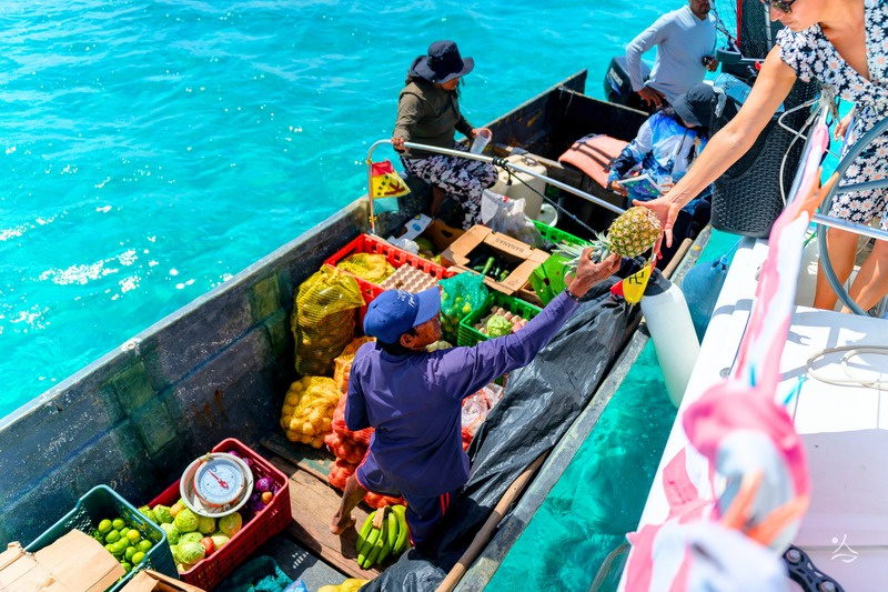 Buying fresh produce from a Guna boat
